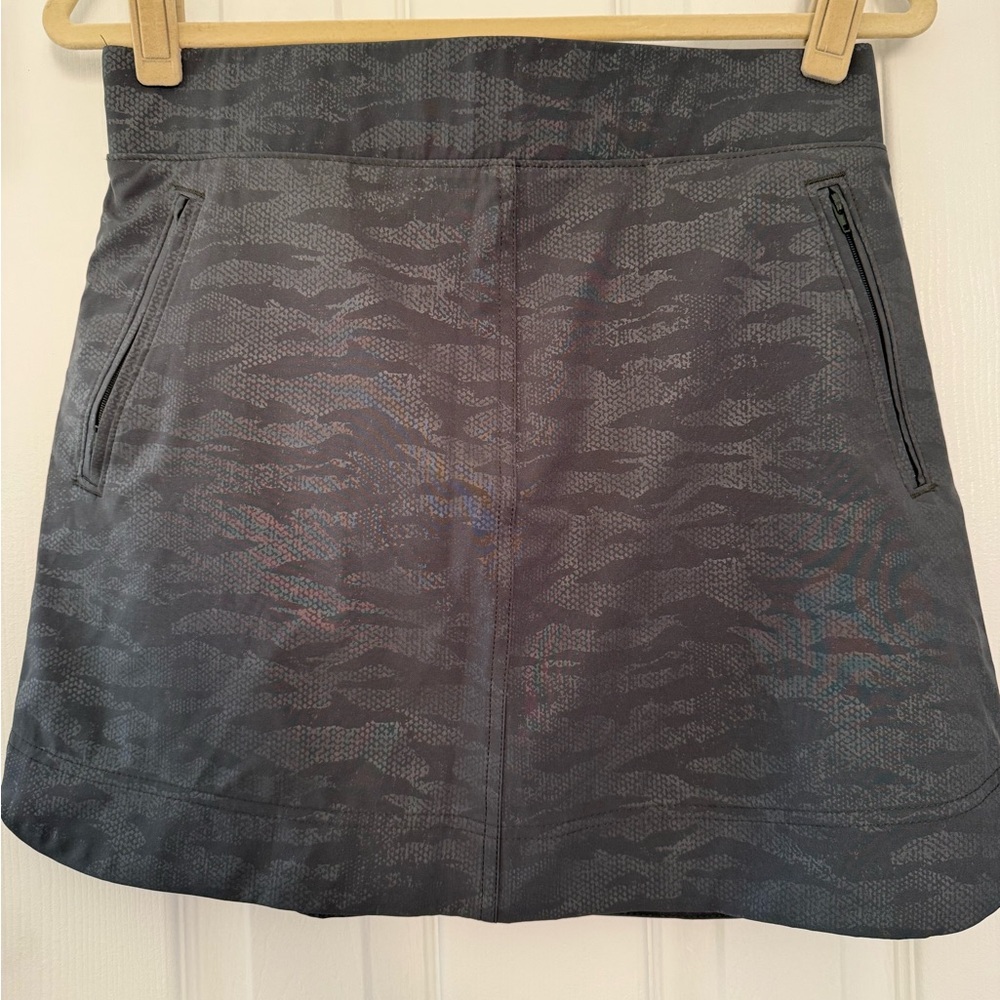 Orvis Camouflage Skirt with Zipper Pockets. Brand new.